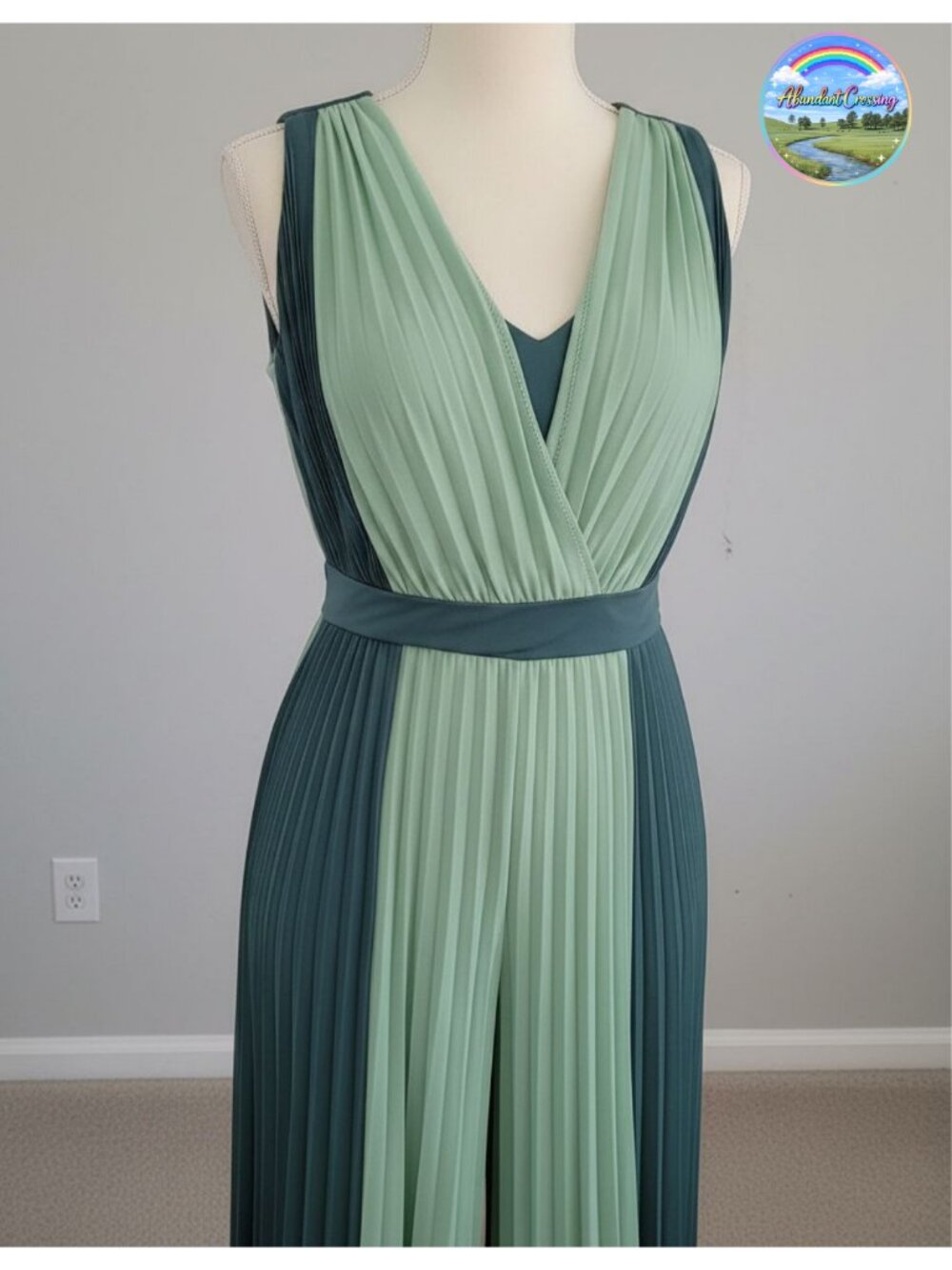 Sleeveless Color-Blocked Pleated Jumpsuit with Waist Tie